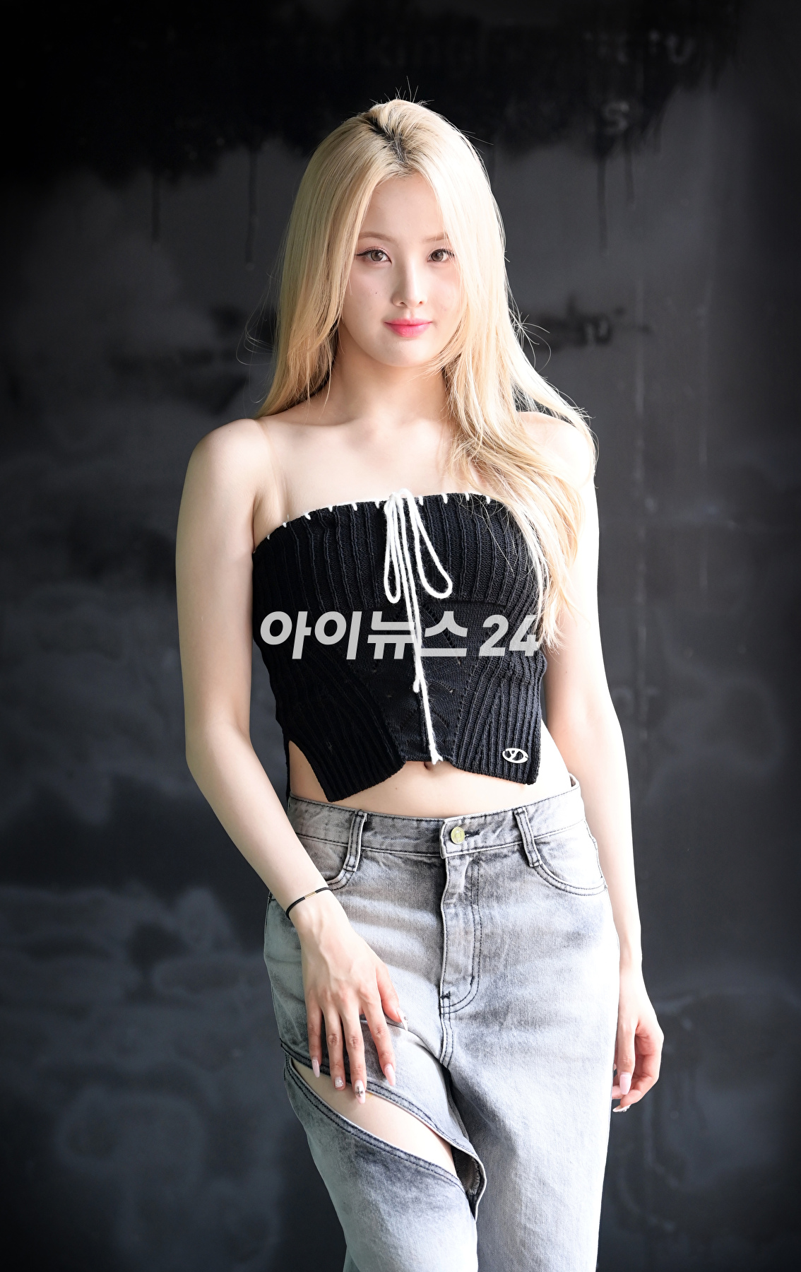 그룹 키스오브라이프(KISS OF LIFE) 벨이 14일 서울 마포구 상수동 인근에서 진행된 조이뉴스24와의 인터뷰에 앞서 포즈를 취하고 있다. [사진=정소희 기자]