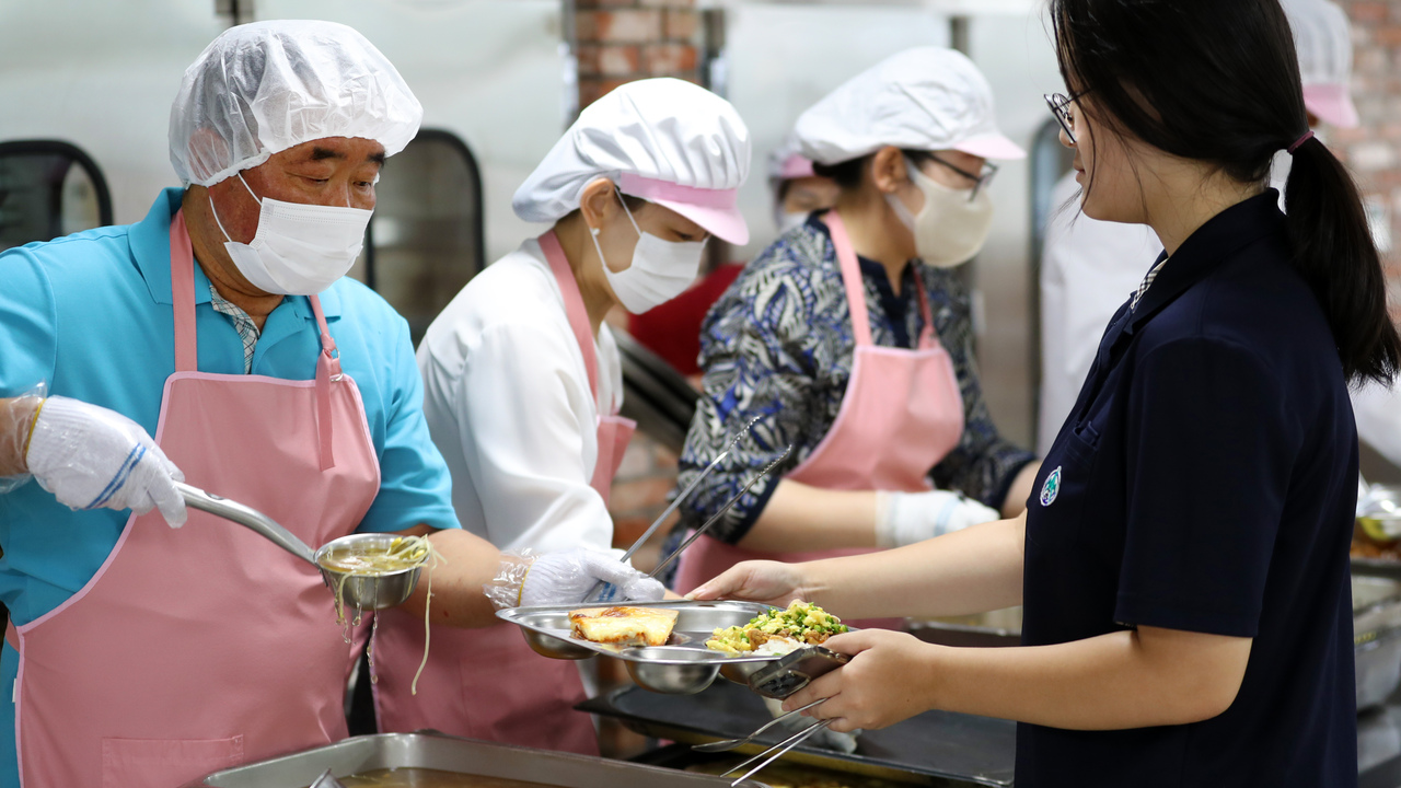 대전 학교 급식 파행 우려 "어묵&middot;두부 못 썬다" ❘ 조리원 준법투쟁 요구사항 및 학부모 반응 총정리
