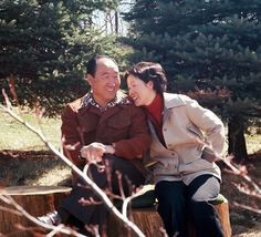 돌아가신-부노님이-나타나는-배를타고-화목하게-웃고있는-부부