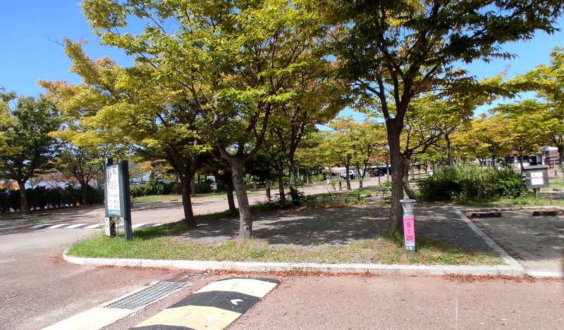 B-20 사이트 옆과 붙어있음