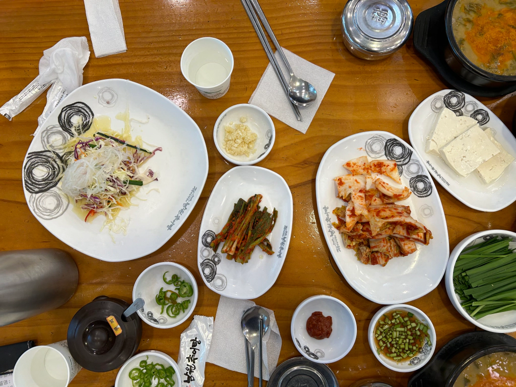 추어탕과 함께 제공되는 음식을 볼 수 있는 또다른 이미지입니다.