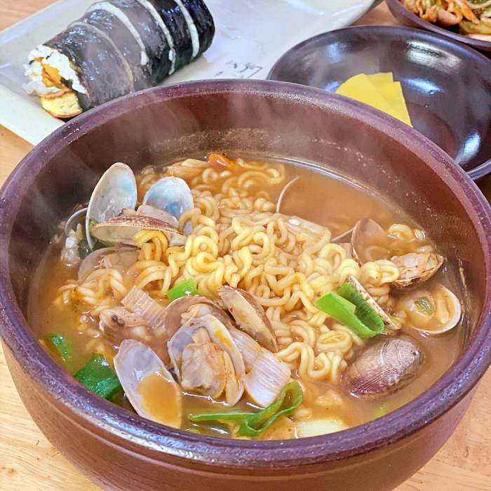 생활의달인 전주 객사 한옥마을 객리단길 묵직하면서도 새콤 아삭한 묵은지 김밥 맛집