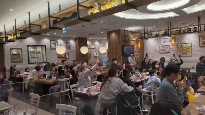 포켓몬카페-피카츄공연-사진찍는-사람들