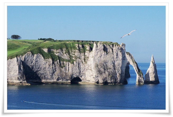 푸른색 바다와 대비를 이루는 하얀색의 석회암 절벽이
아름다운 풍경을 이루고 있다. 절벽위 정상은 녹색의 초원으로 덮여있고 석회암 절벽은 코끼리가 바다에 코를 담고 있는듯한 모양이다