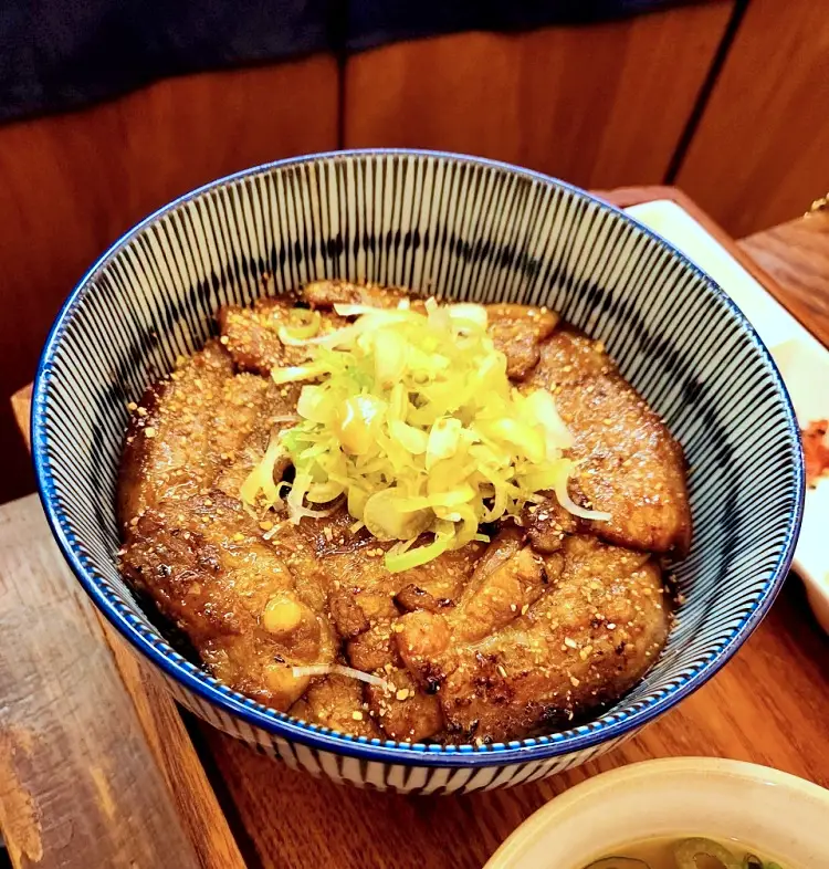 제209회 놀라운토요일 놀토 성남 모란 민속5일장 시장 소고기 튀김 덮밥 맛있는 식당 아이브 안유진, 레이, 이서 추천 맛집 소개