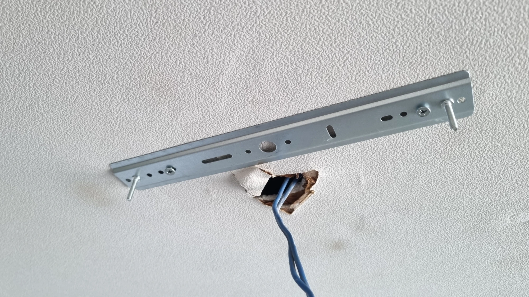 전등 설치 브래킷 고정 모습