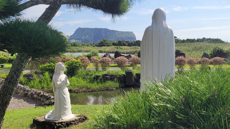 성산포성당 성모동산에서 바라본 성산일출봉
