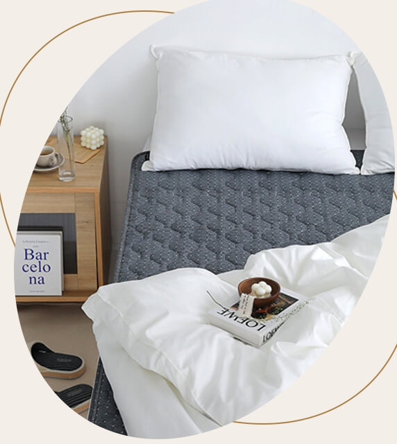 전기매트가 깔린 침대와 흰색 이불