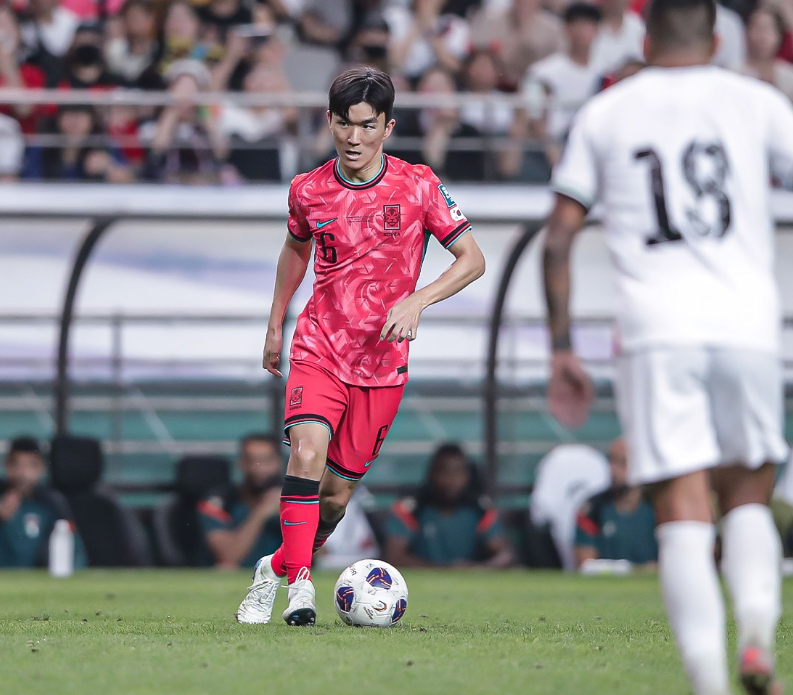 오만전 무료 중계 보기와 관련하여 예선전 경기를 치르고 있는 국가대표 선수의 모습