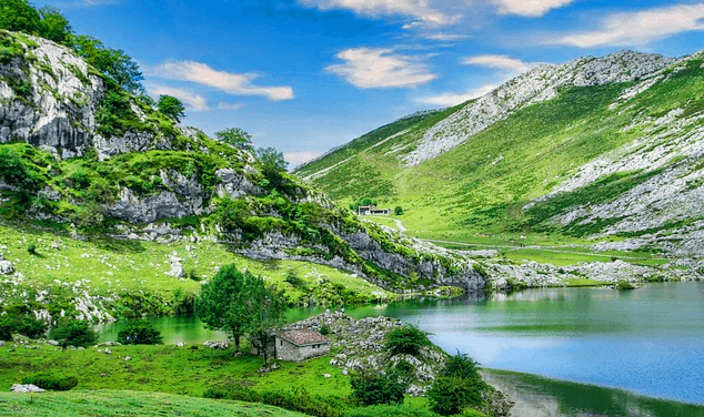 초록색 나무가 가득한 산 2개가 있다. 앞산과 건넛산이다. 중간에는 호수가 있다.