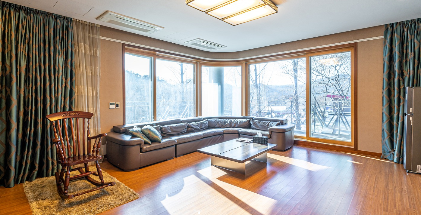  풀하우스 1층 거실과 2층 거실