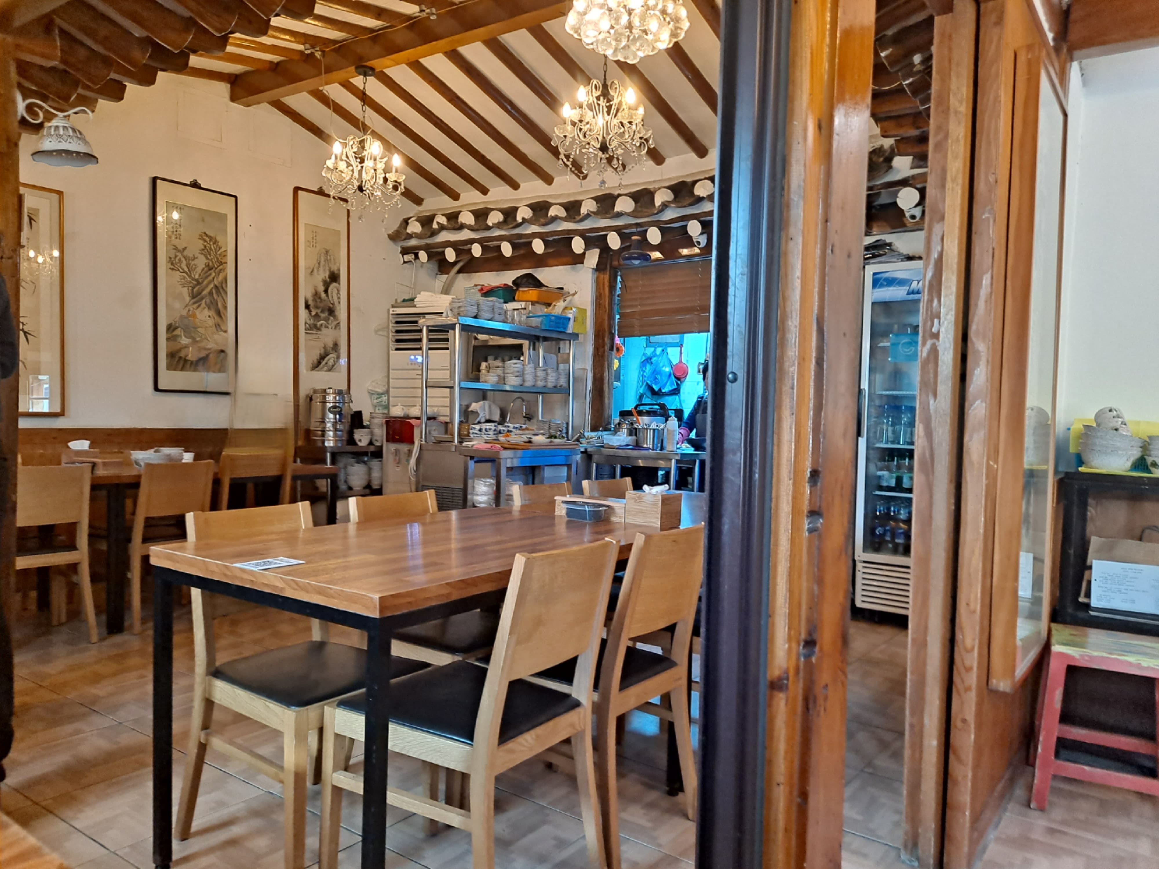 인사동-정선할매-식당-실내