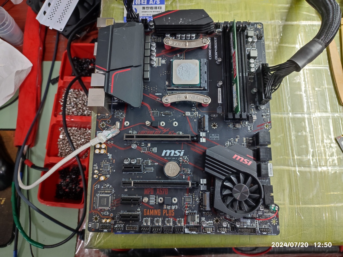 메인보드의 상태를 확인하고 있습니다.