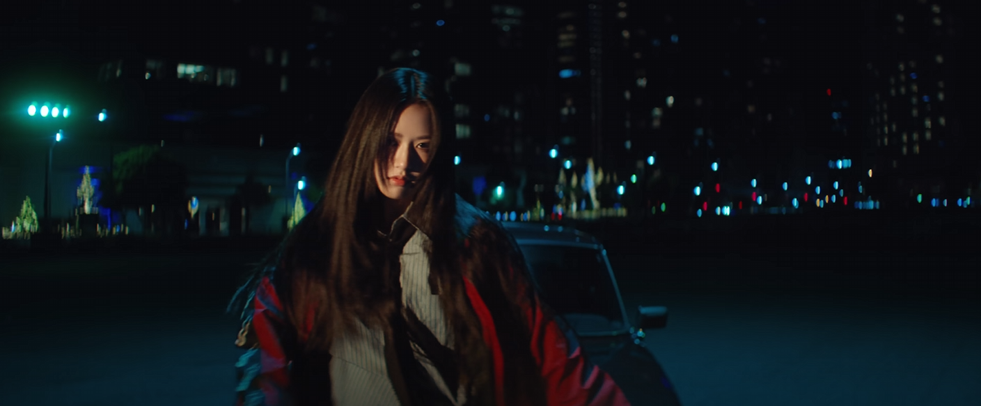 교복을 입고 등장하는 유진