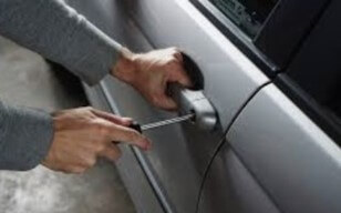 열쇠를-잊어버려-자동차-문을-드라이버로-열어보는-상황