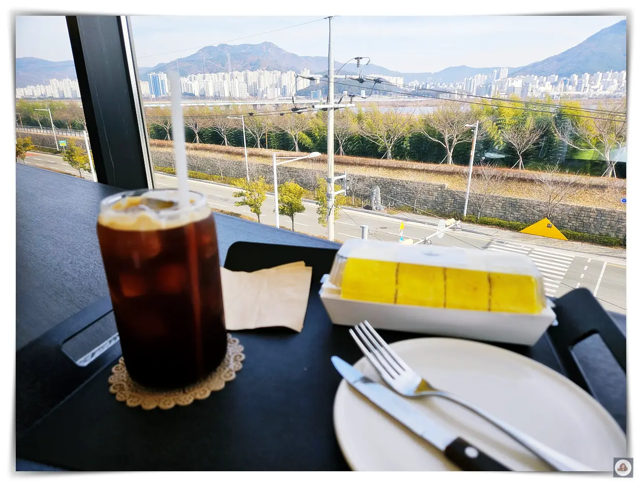 고스고스-아메리카노-빵-창가자리-휴식