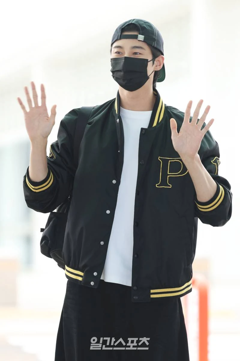 배우 변우석이 12일 오전 해외 일정에 참석하기 위해 인천국제공항을 통해 출국하고 있다. 출처 일간스포츠