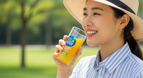 한 모금의 주스와 함께 건강한 미소를 짓는 사람