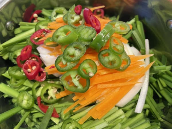 부추전 부재료로 청양고추와 홍고추도 동글동글하게 슬라이스 하기