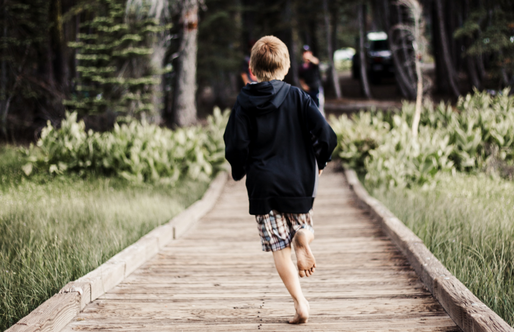 다리를-건너는-사진