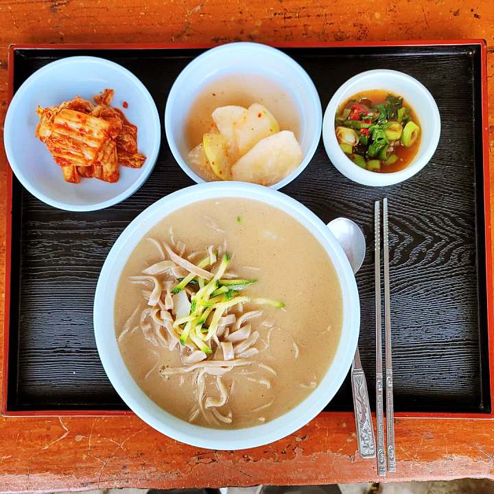 식객 허영만 백반기행 조성모 편 곡물 칼국수 발반죽 우리밀 손칼국수 소머리수육 해물파전 경주 맛집 소개