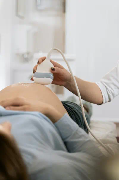 임산부가 배의 검진을 받고 있는 이미지다.