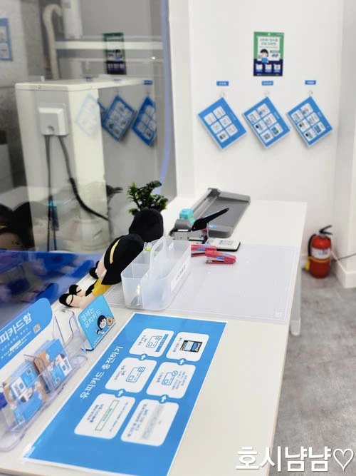 무인 프린트카페 내부 편의용품 테이블 전경 &ndash; 인쇄 후 커팅 및 제본 보조 도구 비치 공간