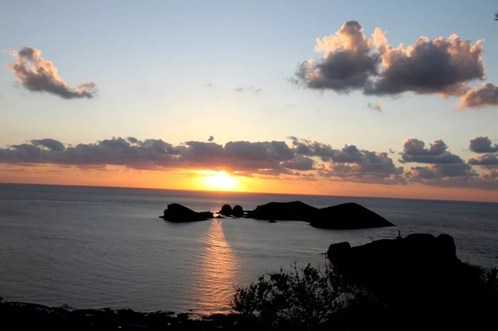 제주 올레길 12코스 당산봉 아래에서바라본 차귀도 일몰 사진.