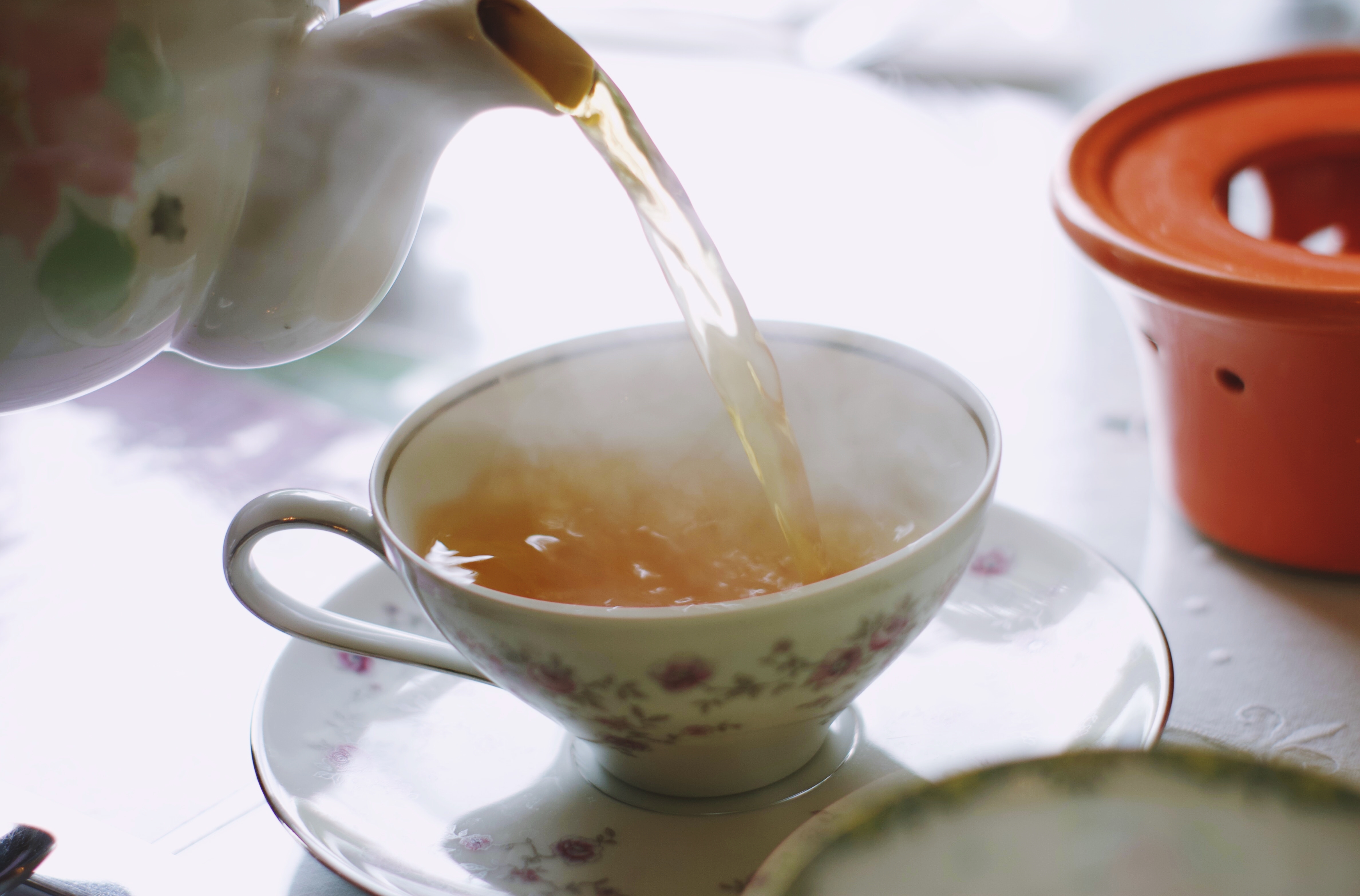 차를 주전자에서 따라내는 모습