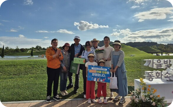 순천만국가정원 낙우송길 관람객들 [사진 : 순천시 제공]