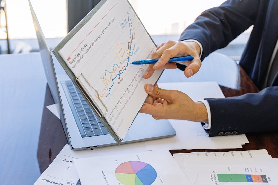 투자 수익 그래프를 보며 펀드 성과 분석하는 중