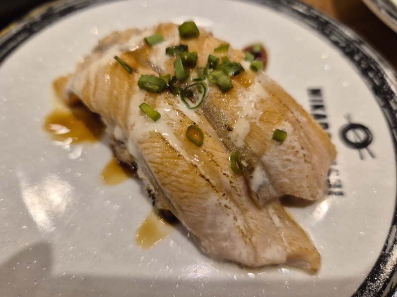 호치민맛집_회전초밥 전문점_미카도스시_7군크레센몰점_구운연어초밥