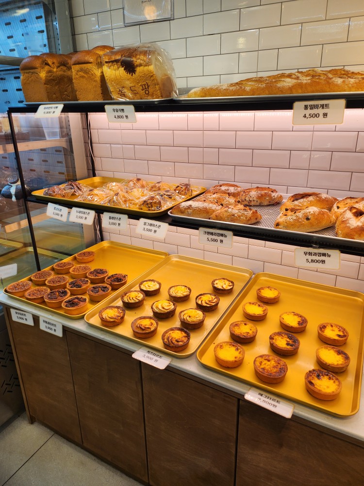 매장 안 빵 진열대
