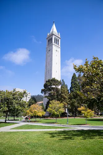UC 버클리 캠퍼스의 상징인 새더 타워(Sather Tower, 일명 캠퍼닐리)