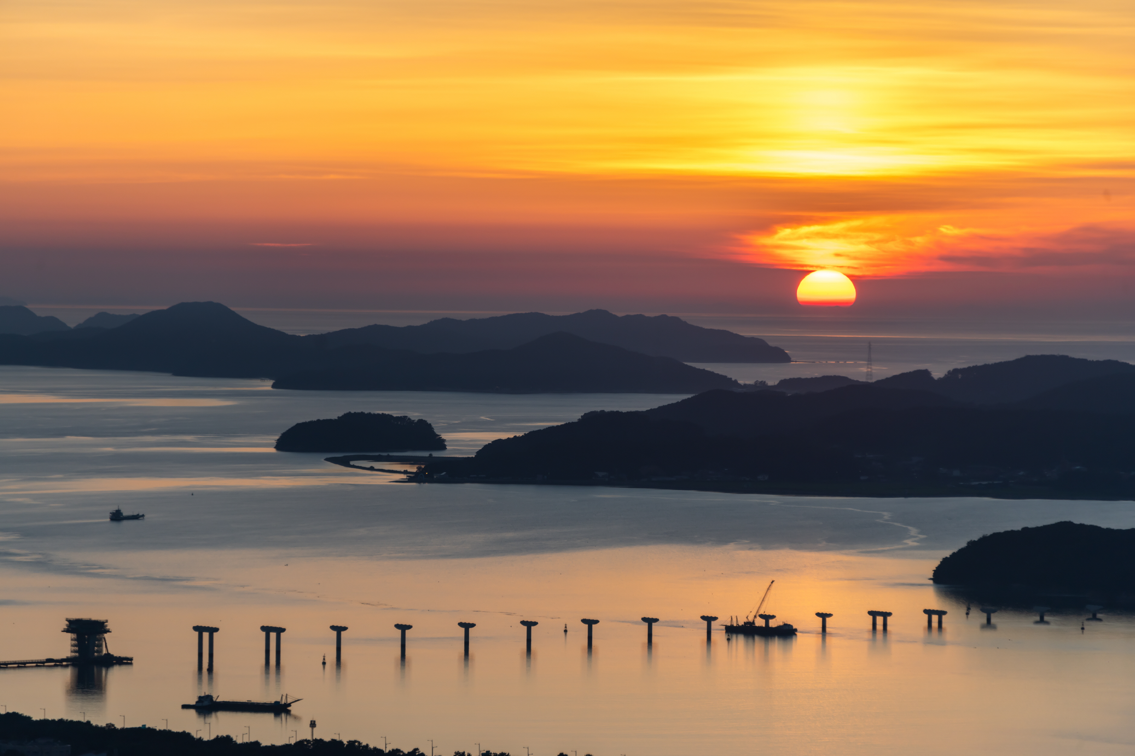 백운산 정상에서 바라보는 일몰 풍경은 정말 일품입니다.