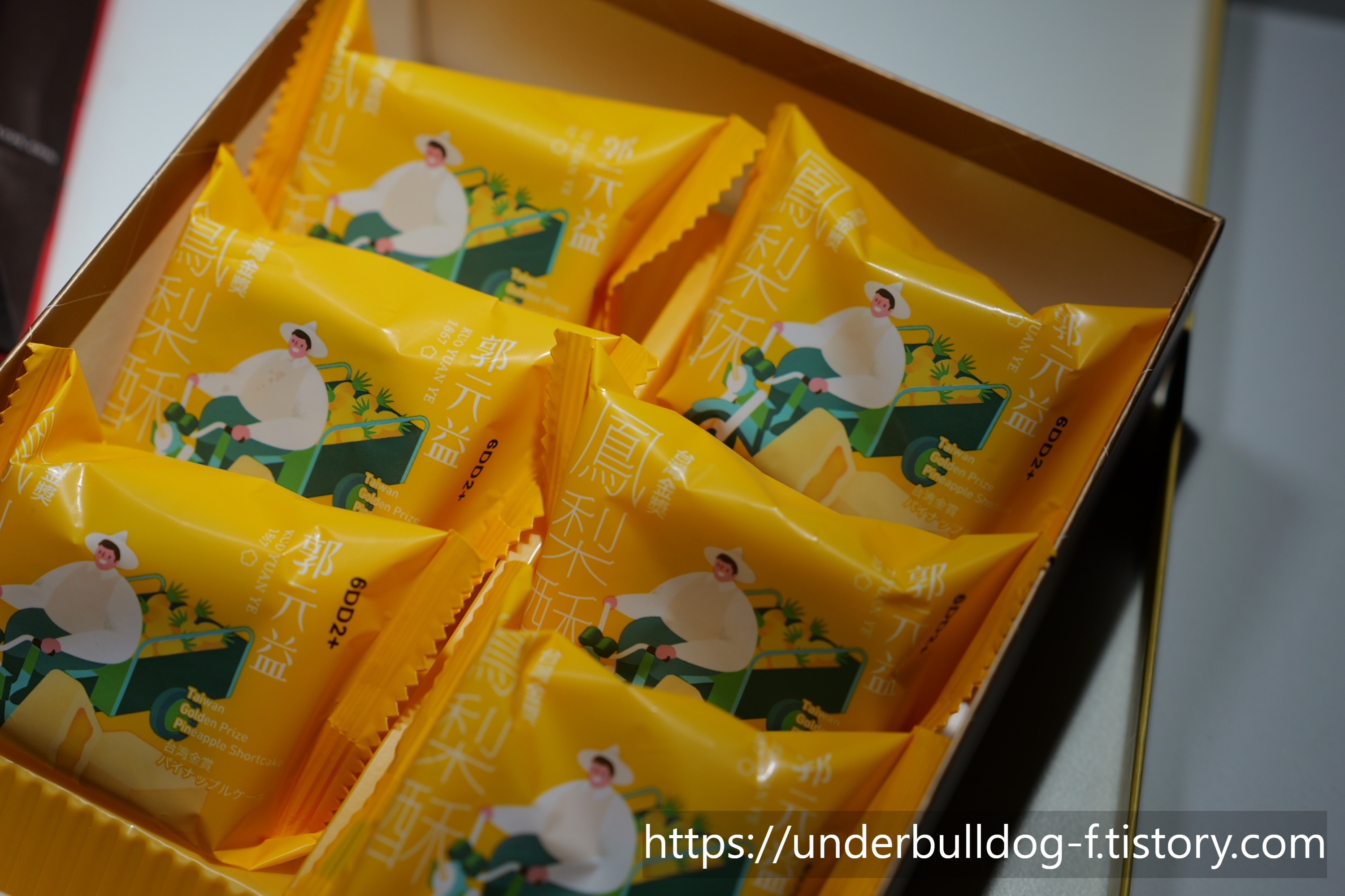 겉은 부드럽게 부서지고 속은 달콤한 파인애플 필링이 들어간 과자