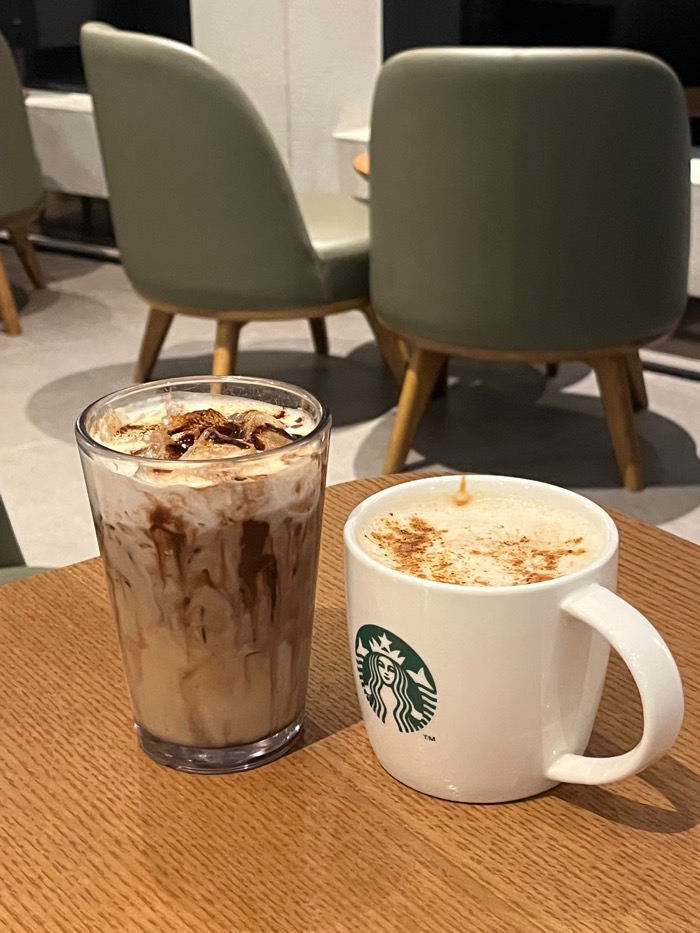 스타벅스 음료와 함께 즐기는 영랑호 카페 뷰