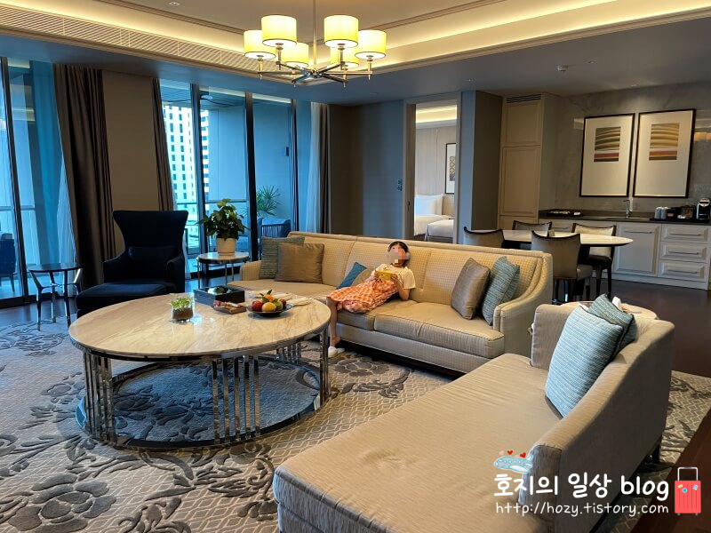 방콕 신돈 켐핀스키 그랜드 이그제큐티브 스위트룸 거실모습