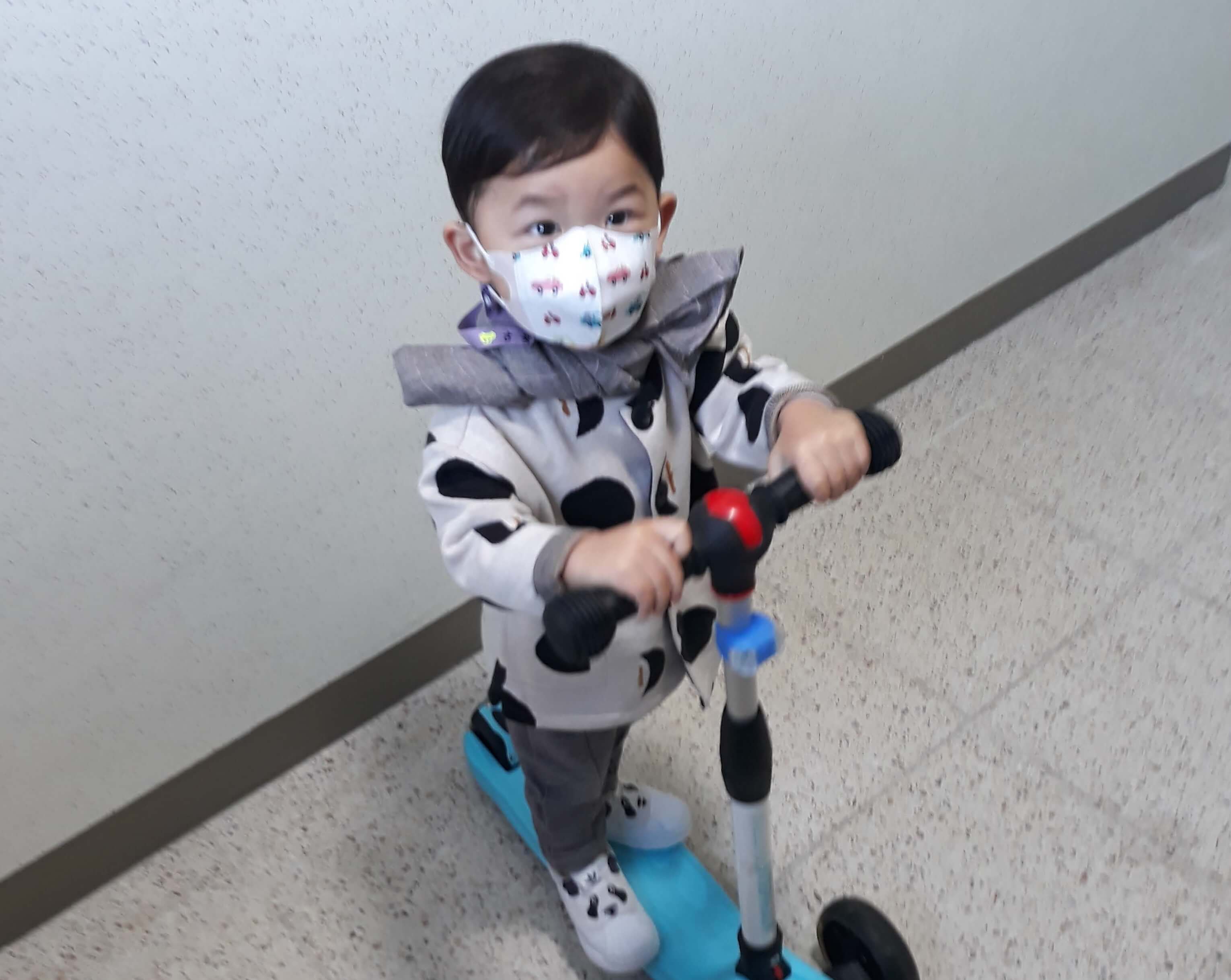 싱싱카를 타고 있는 어린이사진