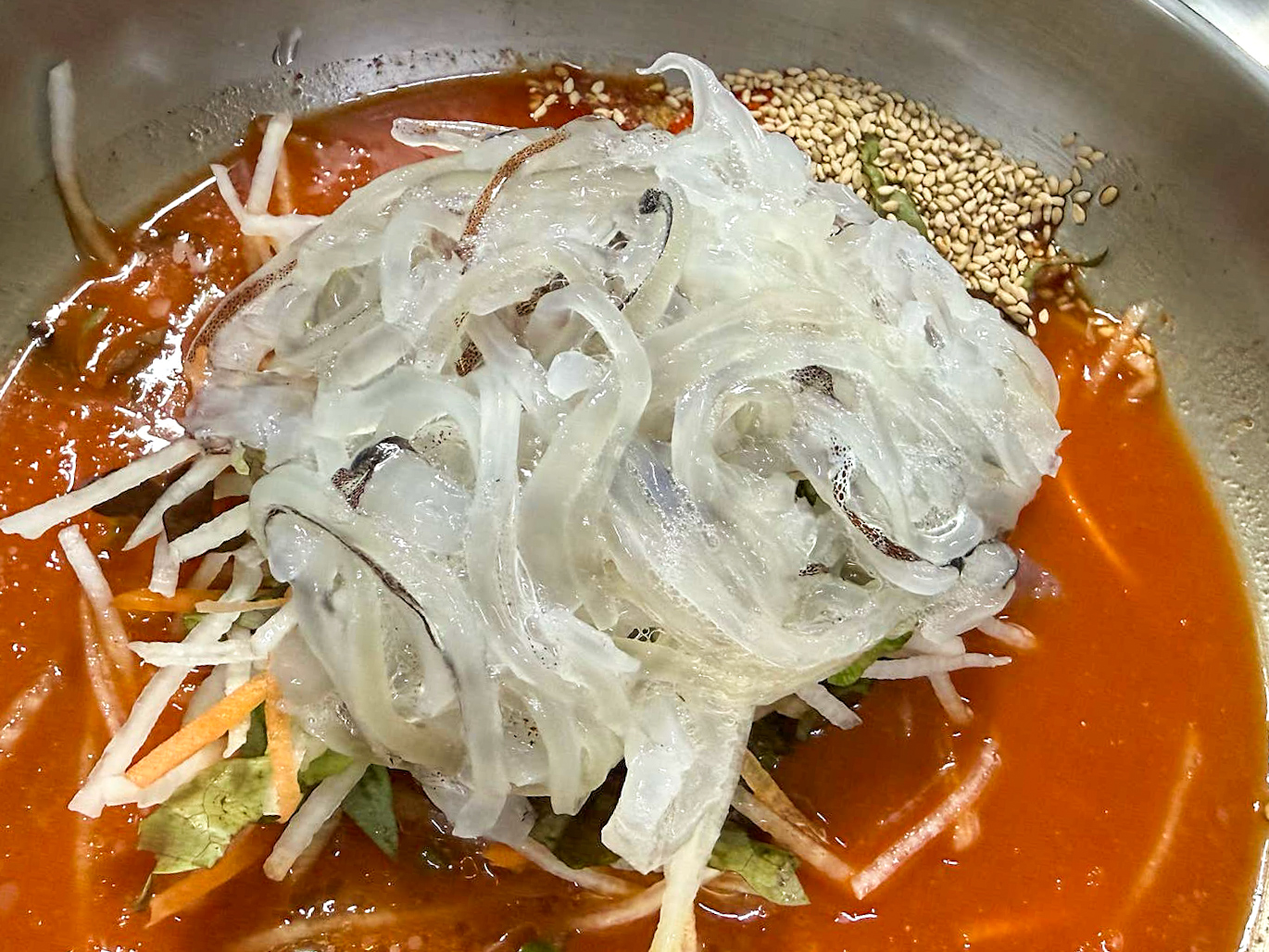 산오징어를 올린 물회 사진