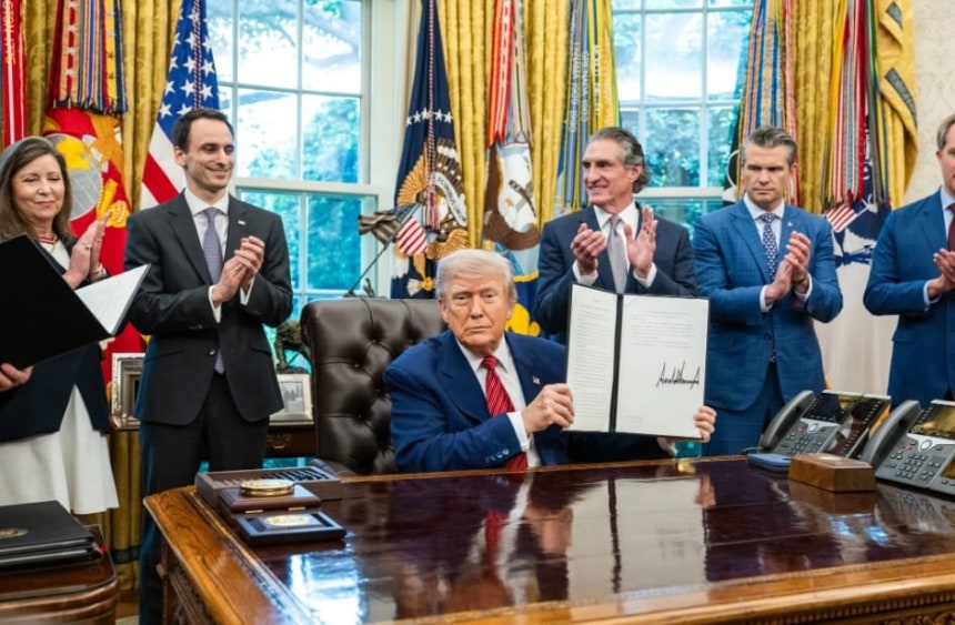 도널드 트럼프 대통령이 지난 5월 23일(현지 시각) 백악관 오벌오피스에서 원자력 산업 기반 활성화를 위한 행정명령에 서명하고 있다.