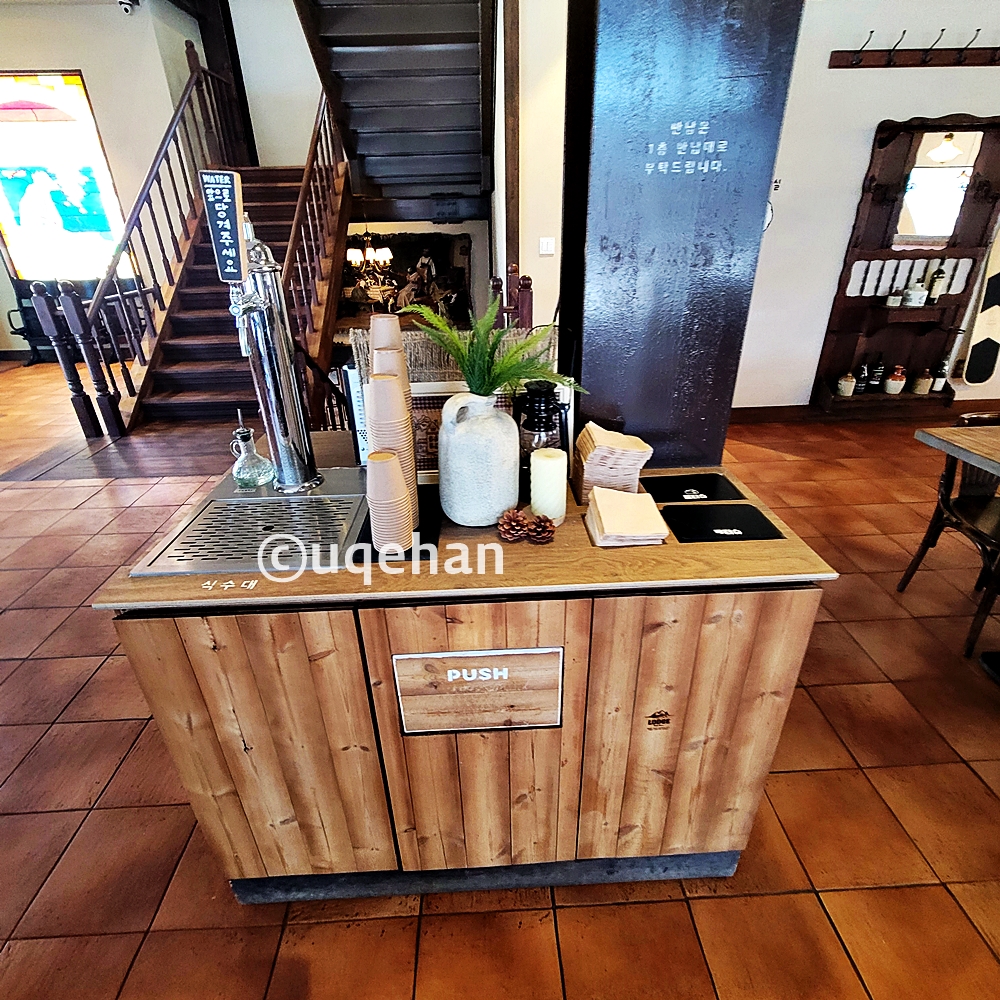 카페 럿지 2층에 셀프바가 설치되어 있다.