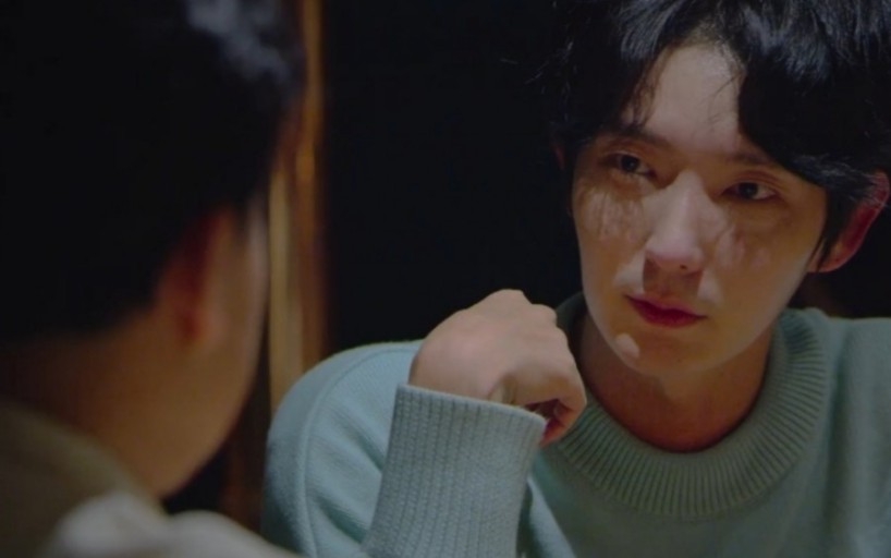 이준기가 이야기를 듣고 있는 모습