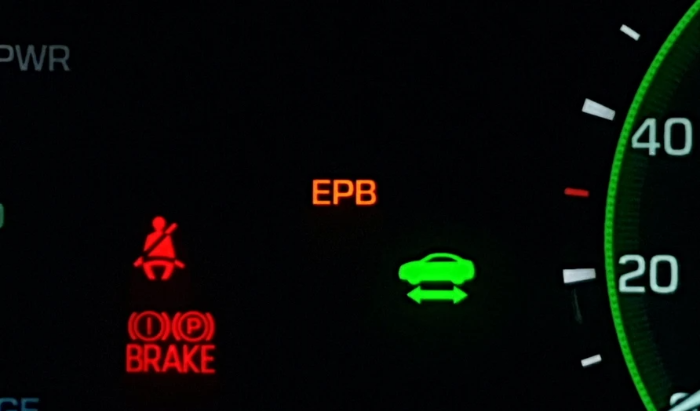계기판에 EPB 경고등이 들어와 있는 이미지