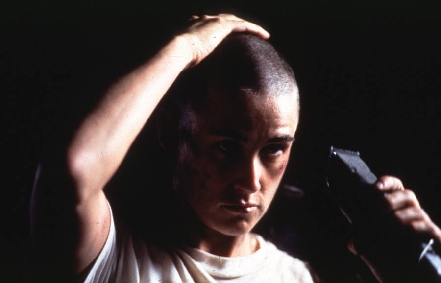 삭발하는 조던 오닐 (배우: 데미무어)