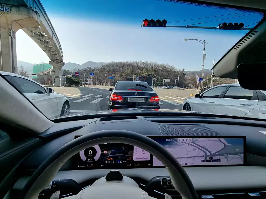 2024 G80 2.5T 시승 중 신호대기 장면입니다.