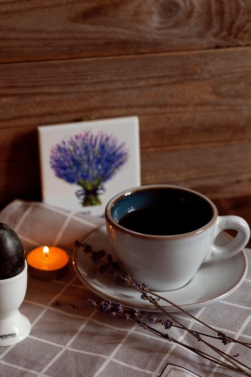 몸을 따뜻하게 만들어 주고 스트레스와 불안감을 완화 하는데 좋은 라벤더 차 마른 라벤더와 찻잔에 담긴 라벤더 차 작은 캔버스에 그려져 있는 라벤더 한 다발 그림 양초 한 개