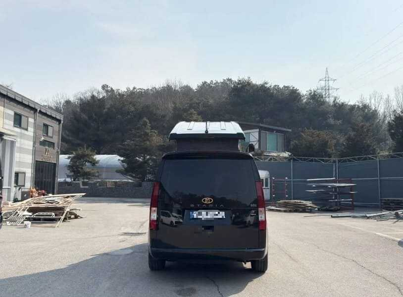 현대 스타리아 캠핑카 후면 모습
