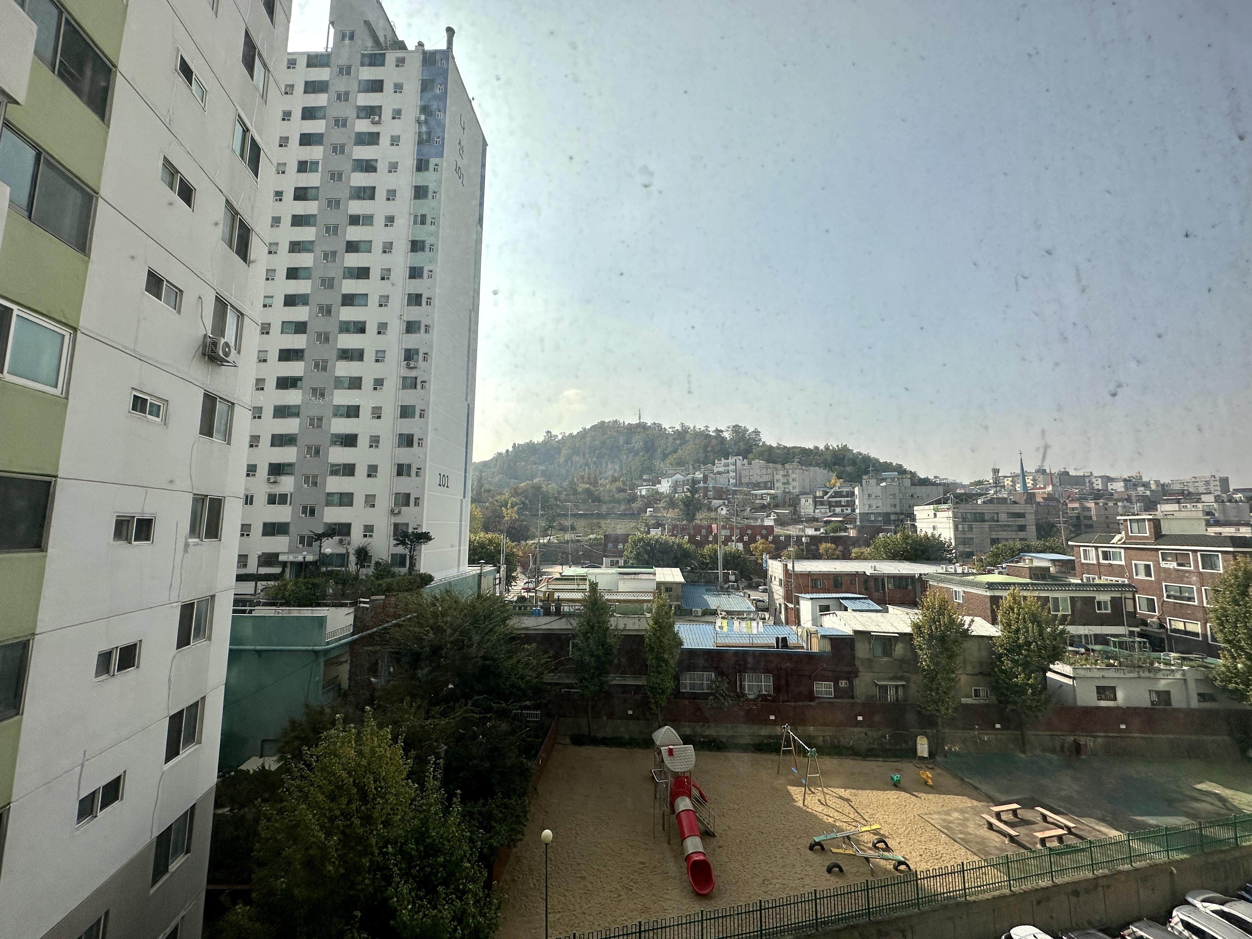 베란다에서 바라본 놀이터와 수봉산 조망