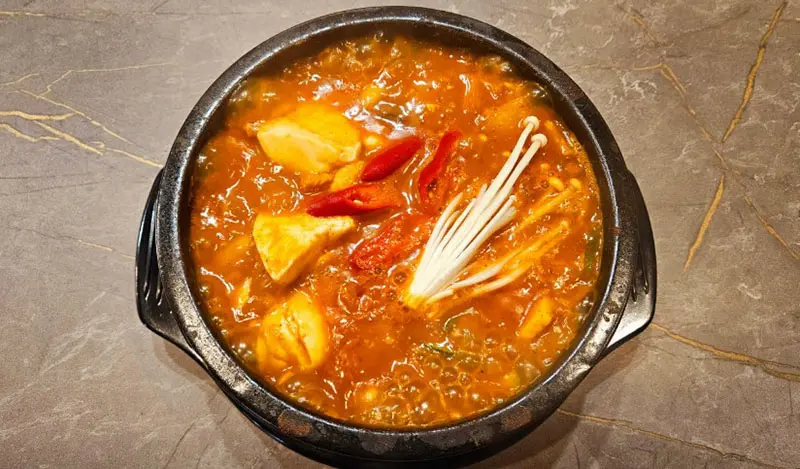 뚝베기에 된장이 끓고 있는 이미지.